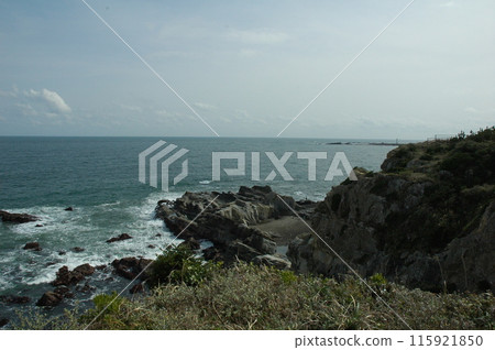 Reefs leading to the sea 115921850