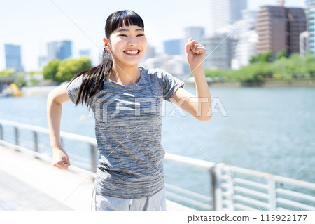 A woman who jogs 115922177