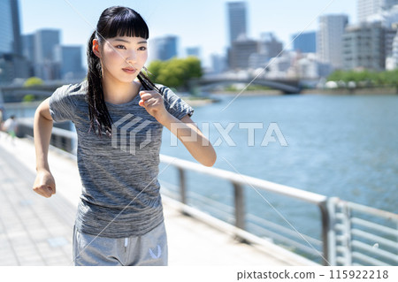 A woman who jogs 115922218