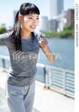 A woman who jogs 115922227