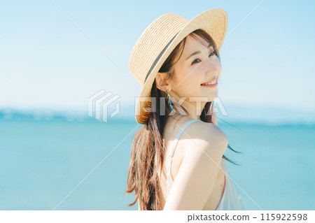 戴著草帽的女人，背景是海和藍天 115922598
