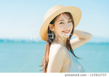 大海和藍天背景戴草帽的女人 115922737