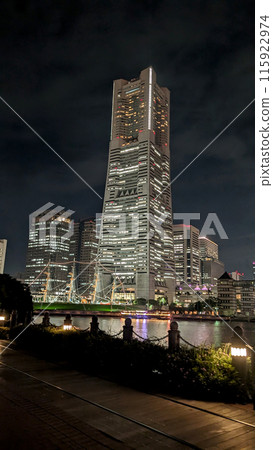 Night view of Yokohama Landmark Tower 115922974
