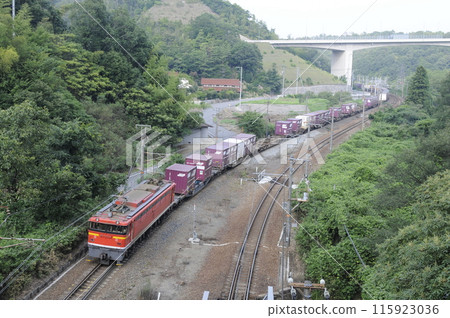 行駛在瀨八町的EF67型電力機車 行駛在瀨八町的EF67型電力機車 115923036