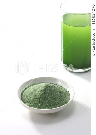Green juice served in a bowl 115924276