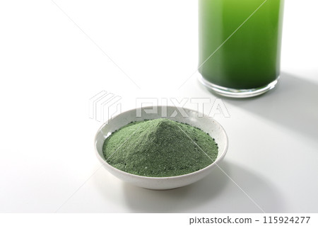 Green juice served in a bowl 115924277