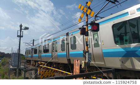 穿過平交道口的火車 穿過平交道口的火車 115924758