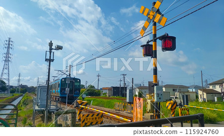穿過平交道口的火車 穿過平交道口的火車 115924760