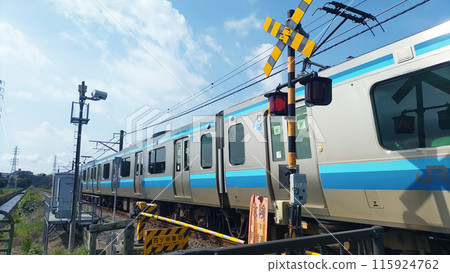 穿過平交道口的火車 穿過平交道口的火車 115924762