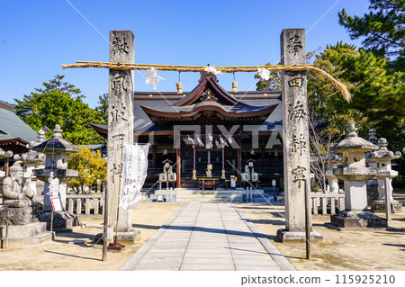 The path leading to the worship hall of Shiratori Shrine, where Emperor Yamato Takeru descended as a swan (Higashikagawa City, Kagawa Prefecture) 115925210