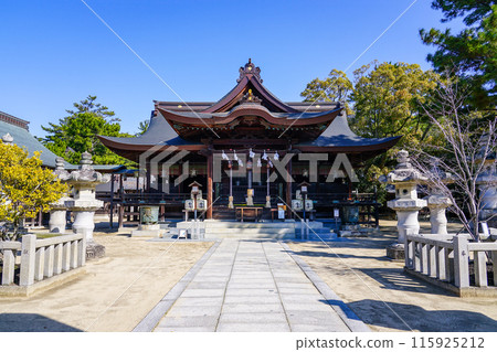 通往日本武作為天鵝降臨的白鳥神社參拜殿的道路(香川縣東香川市) 通往日本武作為天鵝降臨的白鳥神社參拜殿的道路(香川縣東香川市) 115925212