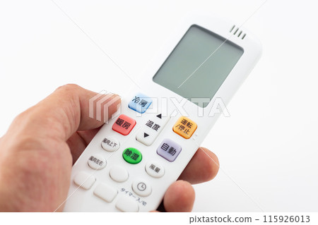 拿著空調遙控器的一個人的手 115926013