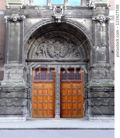 Old style wooden door 115927586