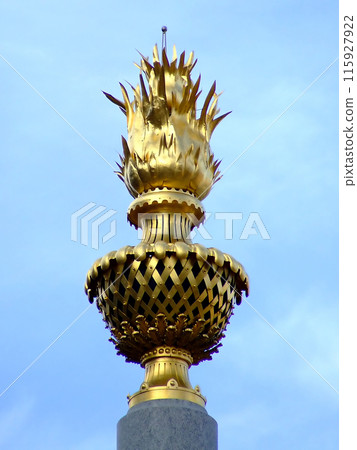 Gold statue 115927922