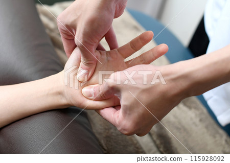 手和手指指壓按摩的圖像 115928092