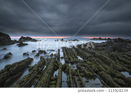 古老的地層與流動的雲彩 115928239
