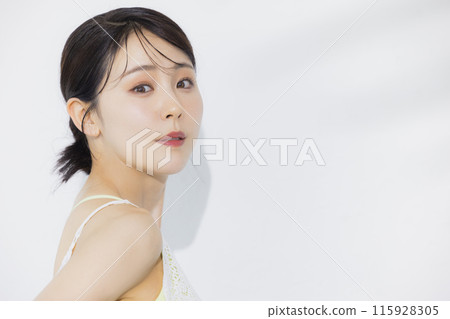 沐浴在陽光下的美女形象 115928305