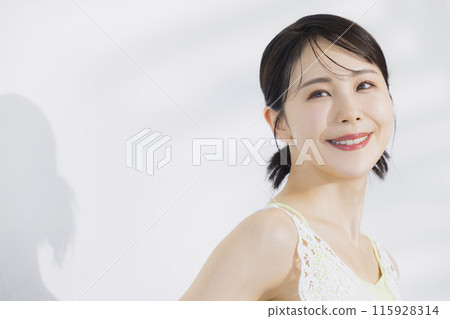 沐浴在陽光下的美女形象 115928314