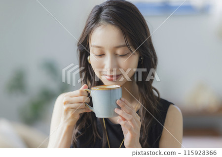 A young woman teleworking in the living room 115928366