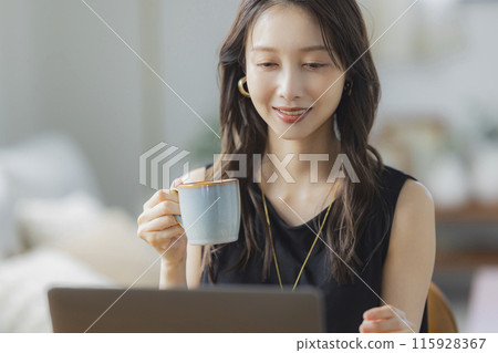 A young woman teleworking in the living room 115928367