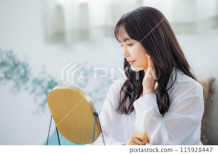 Women suffering from skin trouble 115928447
