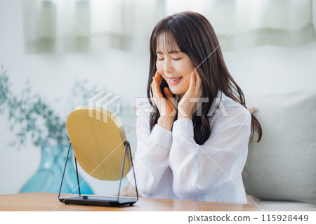 Women suffering from skin trouble 115928449