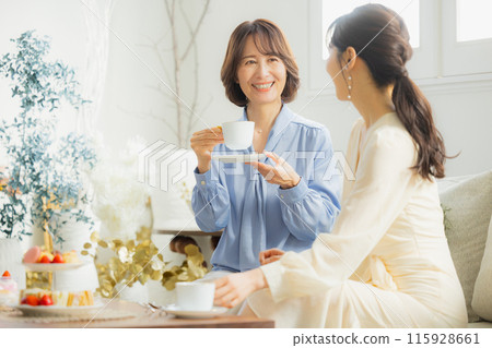 Two women having a conversation in a cafe 115928661