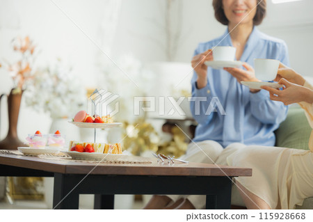 兩個女人在咖啡館聊天 115928668
