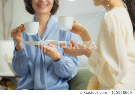 兩個女人在咖啡館聊天 115928669
