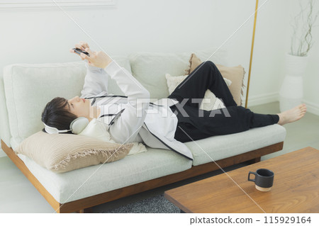 Young man relaxing in the living room 115929164