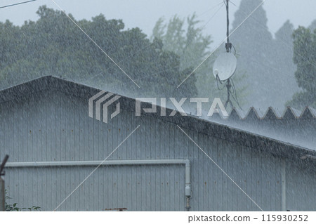 大雨正在襲擊安裝衛星天線的倉庫屋頂。 115930252