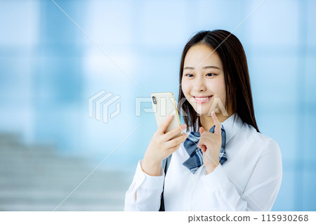 操作智能手機的女高中生 115930268