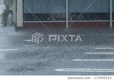 雨打在停車場的柏油路上。 115930319