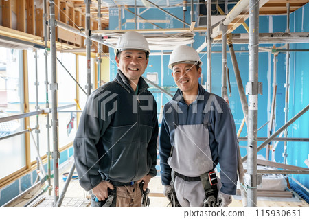 兩名穿著工作服的中年男子站在建築工地的肖像 兩名穿著工作服的中年男子站在建築工地的肖像 115930651