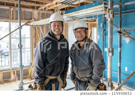 兩名穿著工作服的中年男子站在建築工地的肖像 兩名穿著工作服的中年男子站在建築工地的肖像 115930652