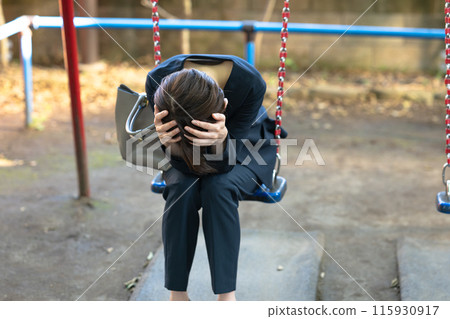 女人在公園思考 115930917