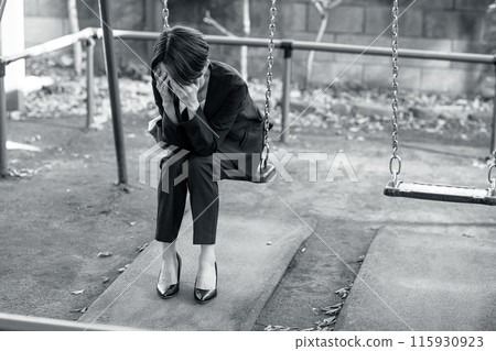 女人在公園思考 115930923