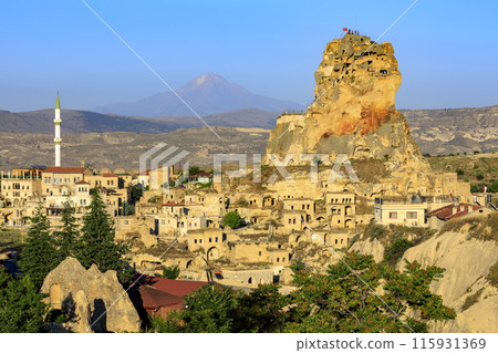 奧塔希薩爾城堡、奧塔希薩爾城鎮景觀和埃爾吉耶斯山 115931369