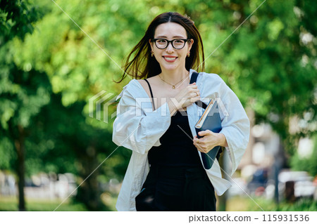 年輕女子在城市跑步 年輕女子在城市跑步 115931536