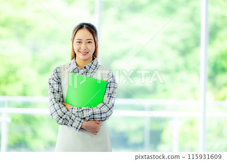有書籍和文件的學生 115931609