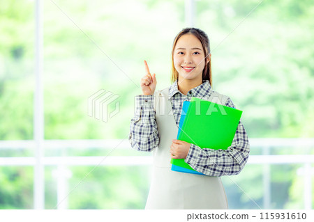 有書籍和文件的學生 115931610