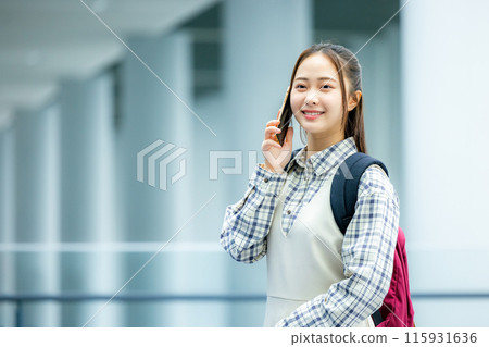 一個操作智能手機的年輕女子 115931636