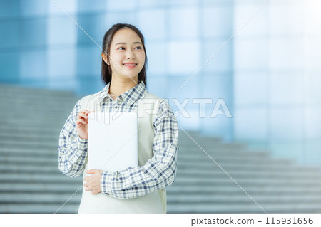 大學裡帶著筆記型電腦的大學生肖像 115931656