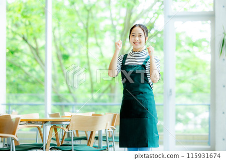 一個女人在一家咖啡館工作 115931674