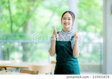 一家咖啡館的職員與智能手機 115931678