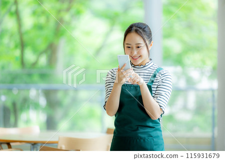 一家咖啡館的職員與智能手機 115931679