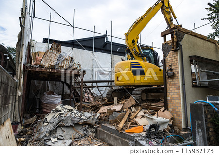 房屋拆除工作現場 重型設備反鏟 115932173