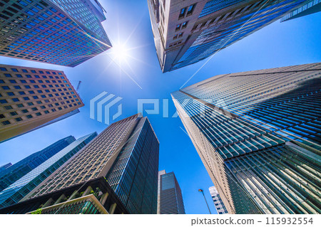 日本東京的城市景觀 - 夏日風情...從大手町站前十字路口看藍天下的建築物= 4月28日 日本東京的城市景觀 - 夏日風情...從大手町站前十字路口看藍天下的建築物= 4月28日 115932554