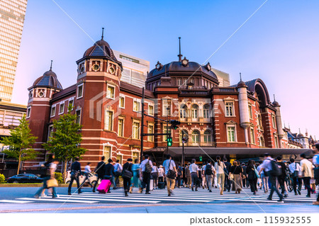 日本東京城市景觀東京站丸之內北口。下班後前往車站的人 = 6 月 14 日 115932555