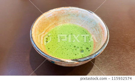 桌上一杯正宗的抹茶 115932574